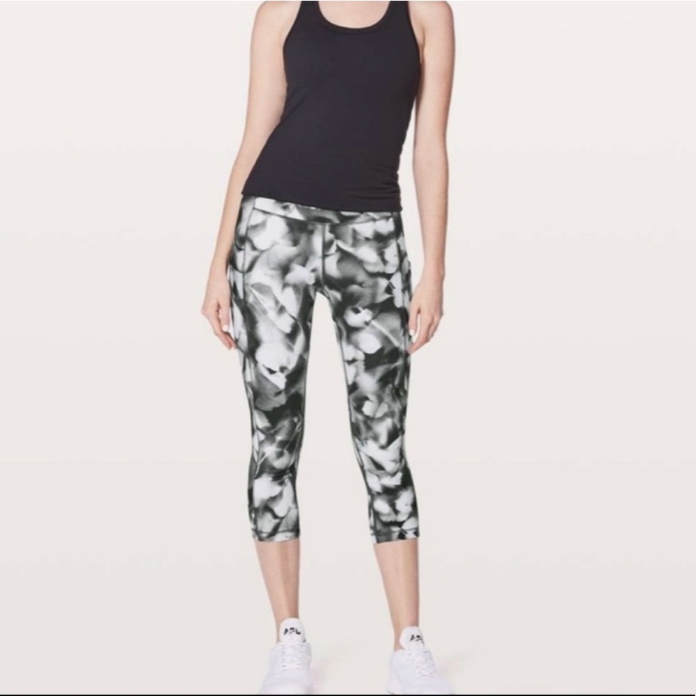 Lululemon Black & White Blush Blossom Alpine Speed Up Crop Legging Size 6